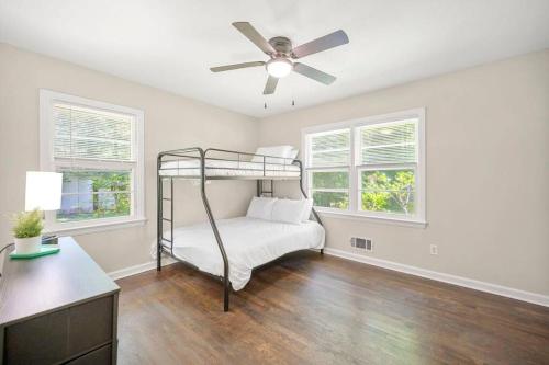 Quiet Family Home Close to Nature with fenced yard in College Park, USA