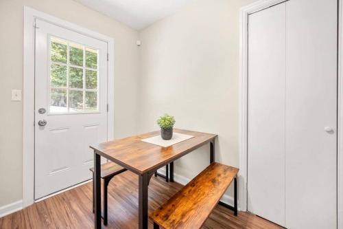 Quiet Family Home Close to Nature with fenced yard in College Park, USA