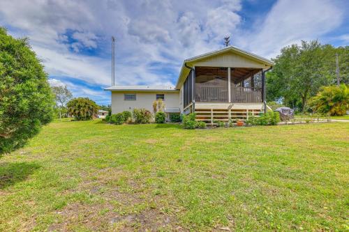 Private and Picturesque Escape on Lake Henry!