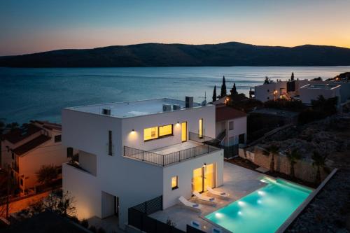 NEW! Villa Brilliance heated pool 50 m2, sea view