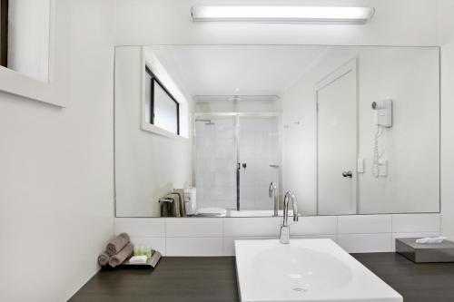 Elm Tree Motel Room Type - Queen Room