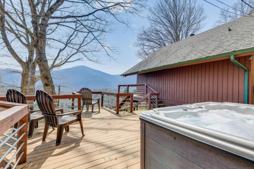 Maggie Valley Gem with Blue Ridge Mtn View and Hot Tub in Maggie Valley, USA