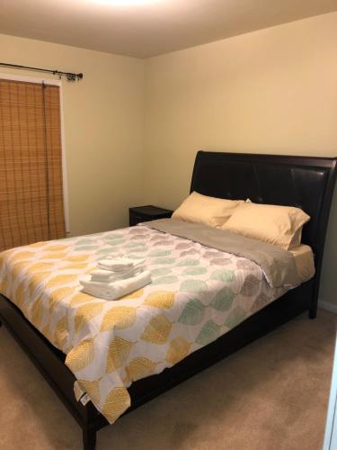 Entire townhome available near nice park library and shopping in Winston-Salem, USA