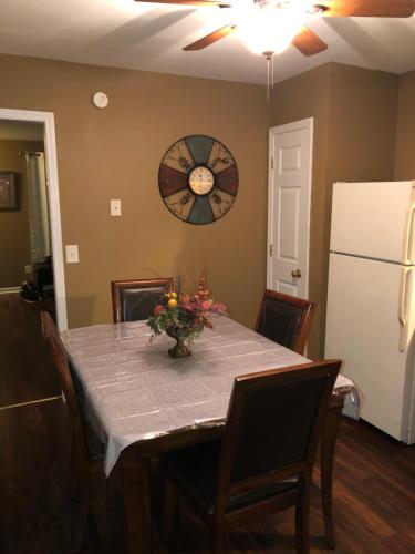 Entire townhome available near nice park library and shopping in Winston-Salem, USA