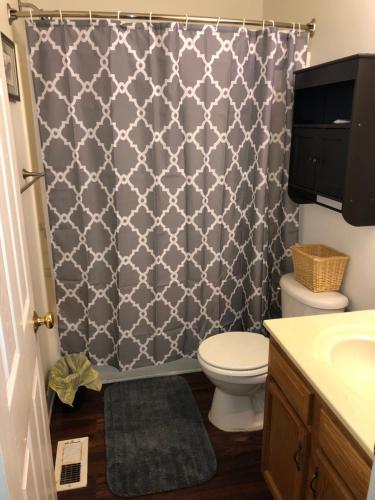 Entire townhome available near nice park library and shopping in Winston-Salem, USA