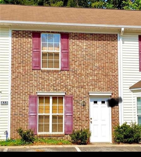 Entire townhome available near nice park library and shopping in Winston-Salem, USA