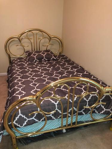 Entire townhome available near nice park library and shopping in Winston-Salem, USA