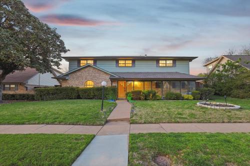 Spectacular 6BR 2 5B Home with Pool in Dallas, USA