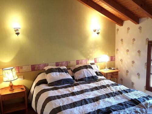 Cozy, spacious, quiet, with views of the slopes. in Comus