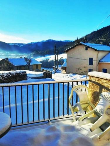 Cozy, spacious, quiet, with views of the slopes. in Comus