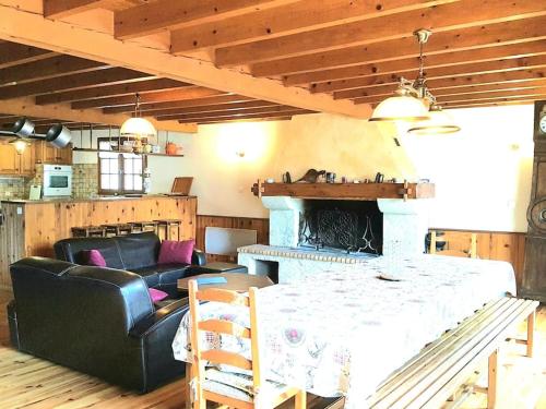 Cozy, spacious, quiet, with views of the slopes. in Comus
