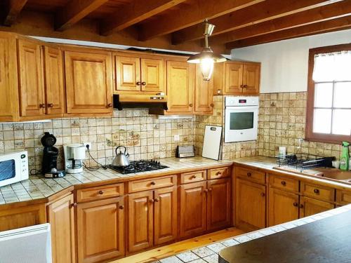 Cozy, spacious, quiet, with views of the slopes. in Comus