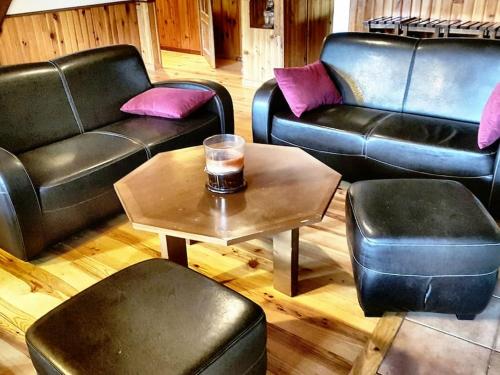 Cozy, spacious, quiet, with views of the slopes. in Comus