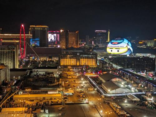 Penthouse Suite with Strip View at The Signature At MGM Grand - Accommodation - Las Vegas