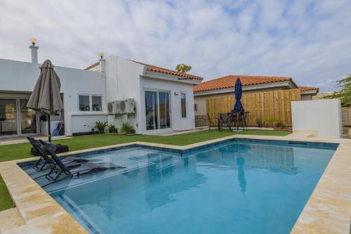 Adele's Apartment with Pool, 5 minutes walk to the beach, Palm-Eagle Beach