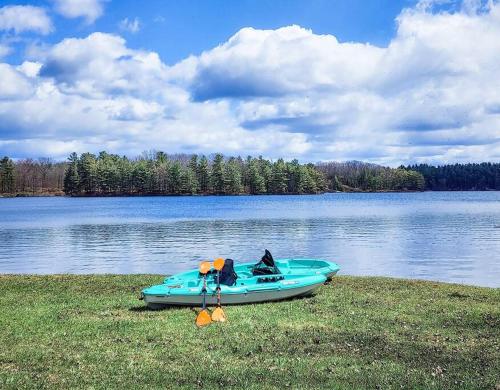 Waterfront cottage with kayaks and a hot tub