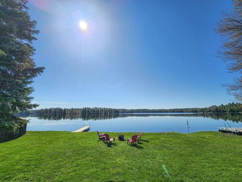 Waterfront cottage with kayaks and a hot tub