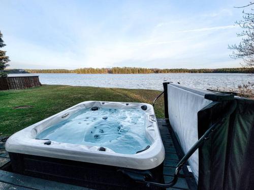 Waterfront cottage with kayaks and a hot tub