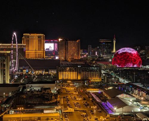 Penthouse Suite with Strip View at The Signature At MGM Grand - image 13