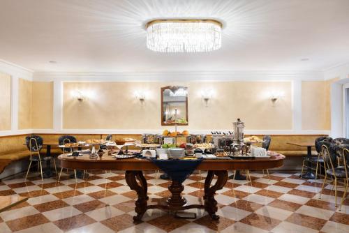 Essen und Erfrischungen, Art Hotel Orologio near Teatro Anatomico