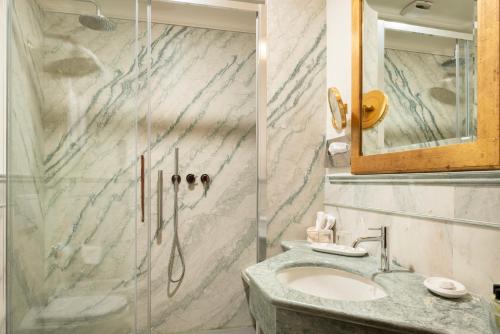 Double Room image 6