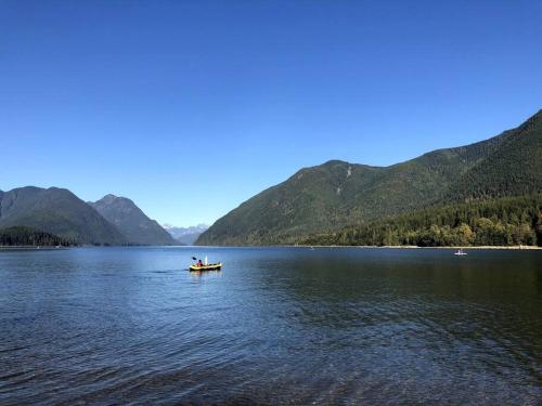 Gorgeous 2 Bedrooms Suite Private entrance with patio-Free Parking in เมเปิลริดจ์ (BC)