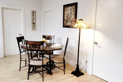 Gorgeous 2 Bedrooms Suite Private entrane with patio-Free Parking in Maple Ridge District Municipality, Canada