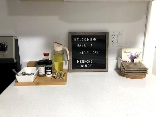 ห้องครัว, Gorgeous 2 Bedrooms Suite Private entrance with patio-Free Parking in เมเปิลริดจ์ (BC)