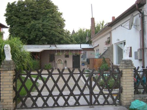 Bejárat, Kitti Apartman in Balatonboglár