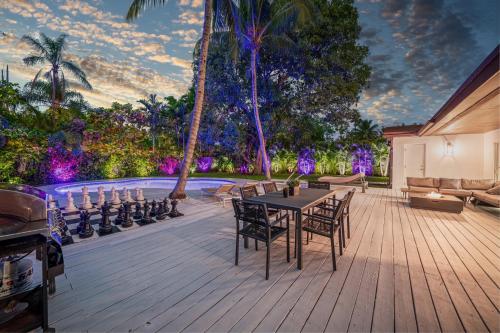 Luxury Retreat Heated Pool, Giant Chess 10 Minutes to Beach in North Miami, USA