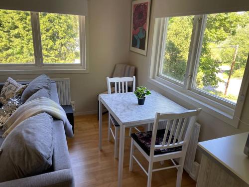 Litet modernt fristående hus i Skärgården på Värmdö, Stockholm (Litet modernt fristaende hus i Skargarden pa Varmdo, Stockholm) in Ingaro