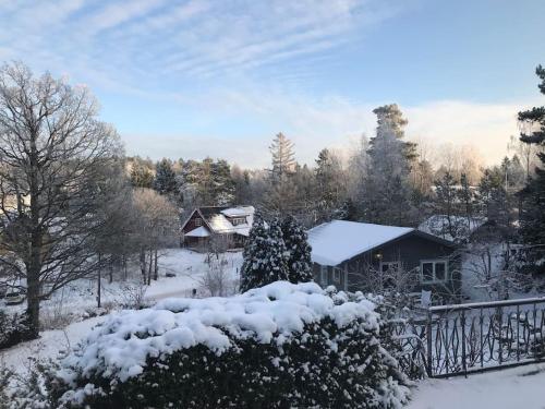 Litet modernt fristående hus i Skärgården på Värmdö, Stockholm (Litet modernt fristaende hus i Skargarden pa Varmdo, Stockholm) in Ingaro