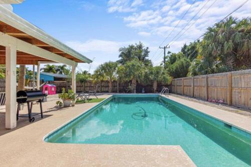 Downtown Beach Cottage - Heated Pool