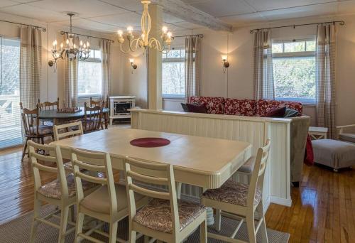 Le toit bleu in นอร์ธ แฮทลีย์ คิวซี