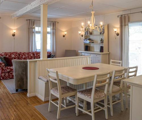 Le toit bleu in นอร์ธ แฮทลีย์ คิวซี