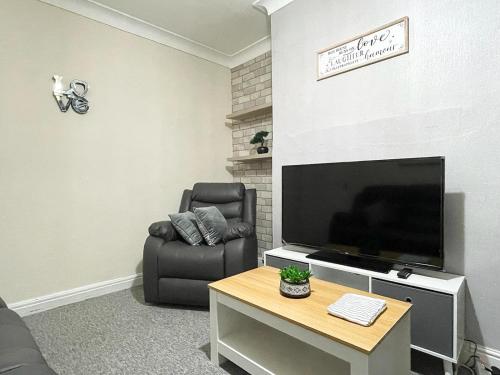 Cosy home, family & contractor friendly 4 bedroom near Leeds centre, sleeps 7