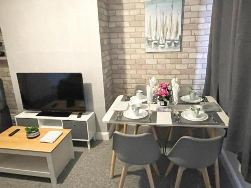 Cosy home, family & contractor friendly 4 bedroom near Leeds centre, sleeps 7