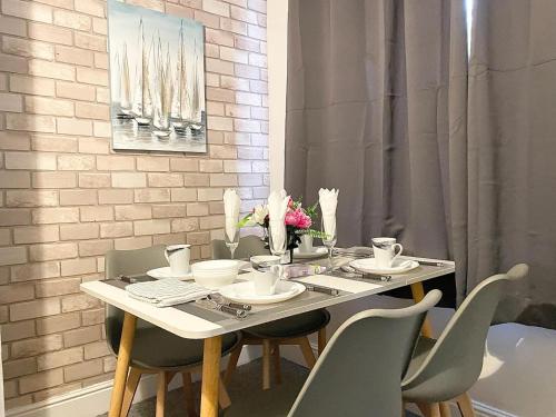 Cosy home, family & contractor friendly 4 bedroom near Leeds centre, sleeps 7