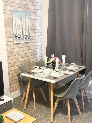 Cosy home, family & contractor friendly 4 bedroom near Leeds centre, sleeps 7