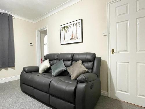 Cosy home, family & contractor friendly 4 bedroom near Leeds centre, sleeps 7