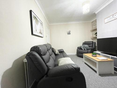 Cosy home, family & contractor friendly 4 bedroom near Leeds centre, sleeps 7