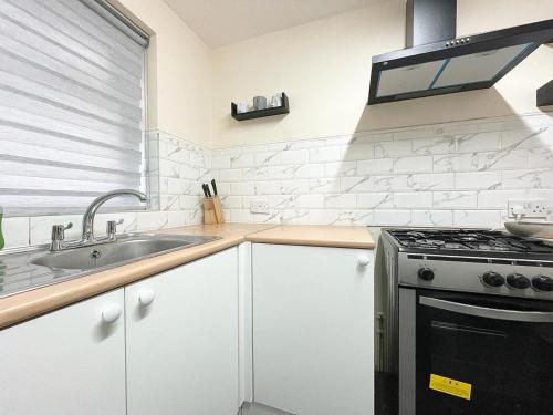 Cosy home, family & contractor friendly 4 bedroom near Leeds centre, sleeps 7