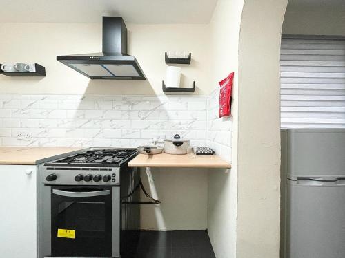 Cosy home, family & contractor friendly 4 bedroom near Leeds centre, sleeps 7