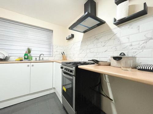 Cosy home, family & contractor friendly 4 bedroom near Leeds centre, sleeps 7