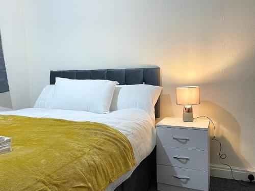 Cosy home, family & contractor friendly 4 bedroom near Leeds centre, sleeps 7