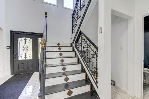 Big 6 Bedroom Home For Families Sleeps over 18 ppl Big Pool 2miles from IAH Family Gatherings and events welcome in Humble, USA