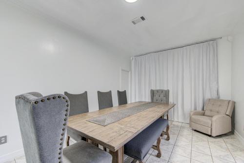 Big 6 Bedroom Home For Families Sleeps over 18 ppl Big Pool 2miles from IAH Family Gatherings and events welcome in Humble, USA