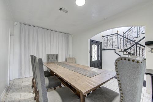 Big 6 Bedroom Home For Families Sleeps over 18 ppl Big Pool 2miles from IAH Family Gatherings and events welcome in Humble, USA