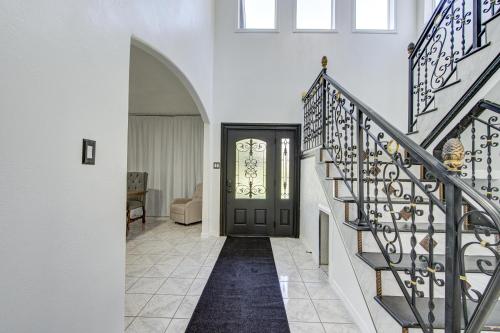 Big 6 Bedroom Home For Families Sleeps over 18 ppl Big Pool 2miles from IAH Family Gatherings and events welcome in Humble, USA