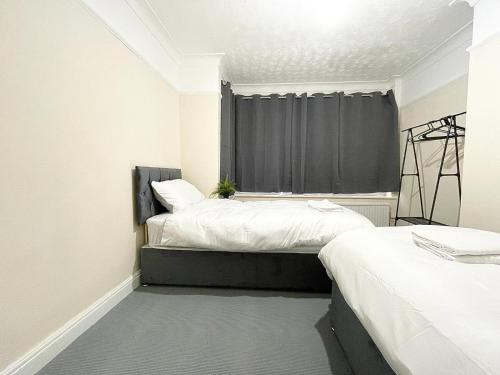 Cosy home, family & contractor friendly 4 bedroom near Leeds centre, sleeps 7